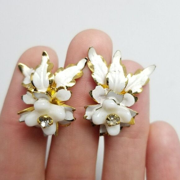 Vintage Made in Austria Earrings White Enamel Flower Floral Clip On Screw Back - Picture 1 of 8